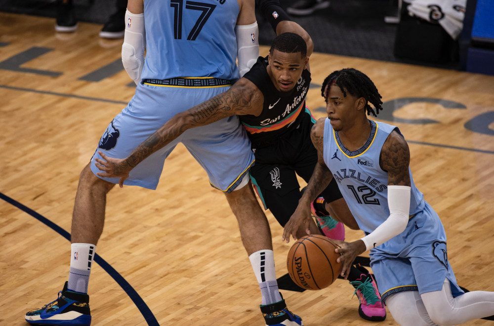 NBA-莫兰特44分三分绝杀鹈鹕，灰熊锁定季后赛席位引热议