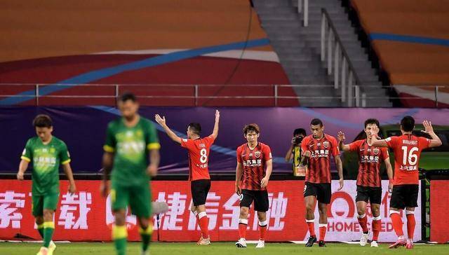 英超曼城补时争议点球绝杀曼联终结五连胜登顶引热议